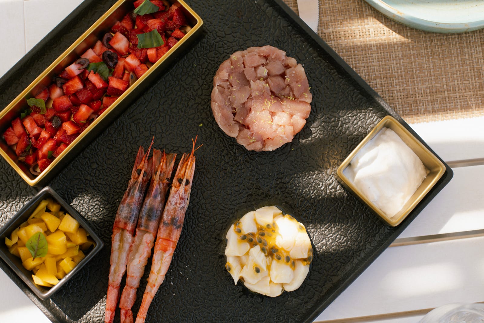 Tris di crudi di mare: tartare di tonno, gambero rosso e capasanta marinata al maracuja