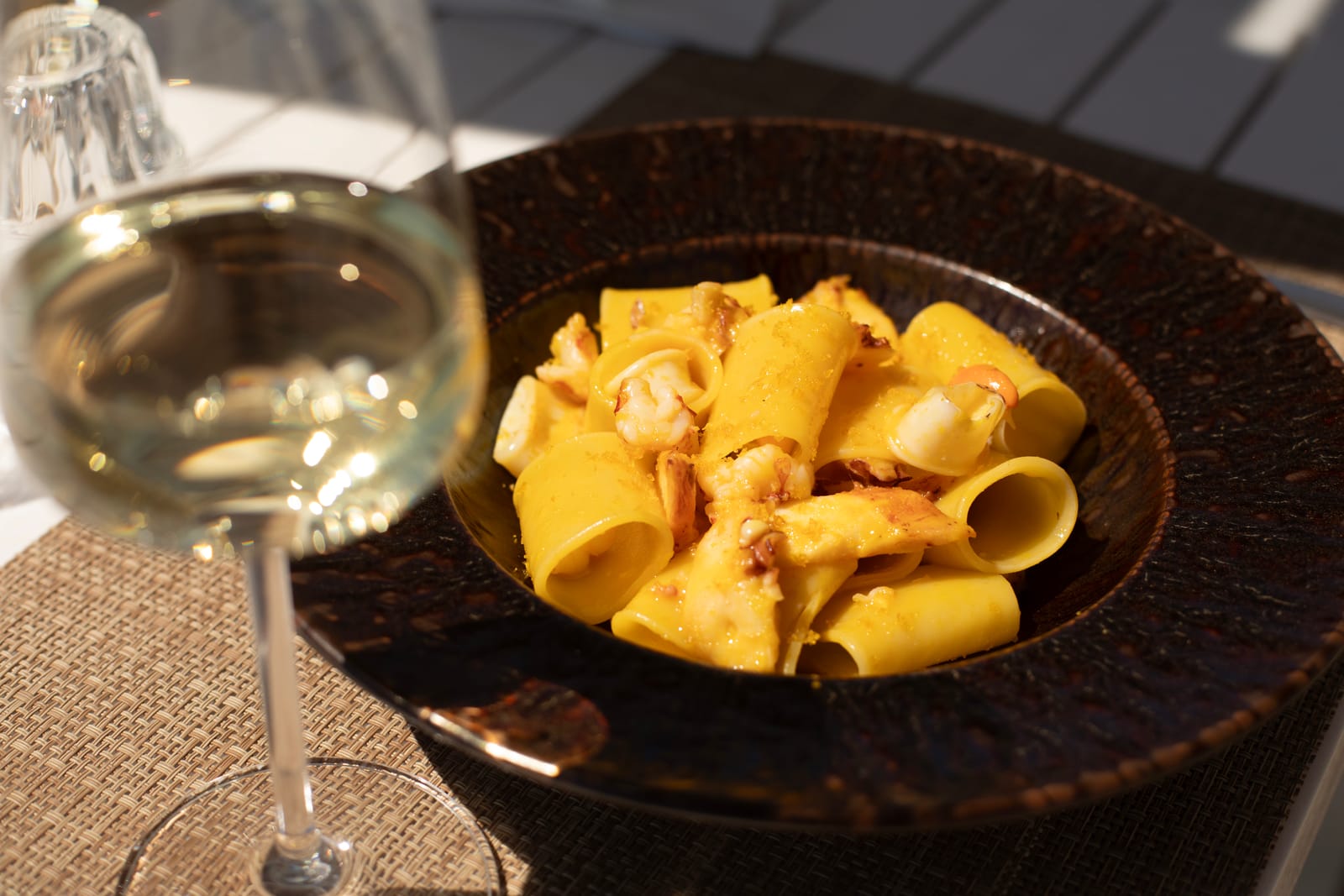 Paccheri ai crostacei con calice di vino bianco al Bagno Maracuja